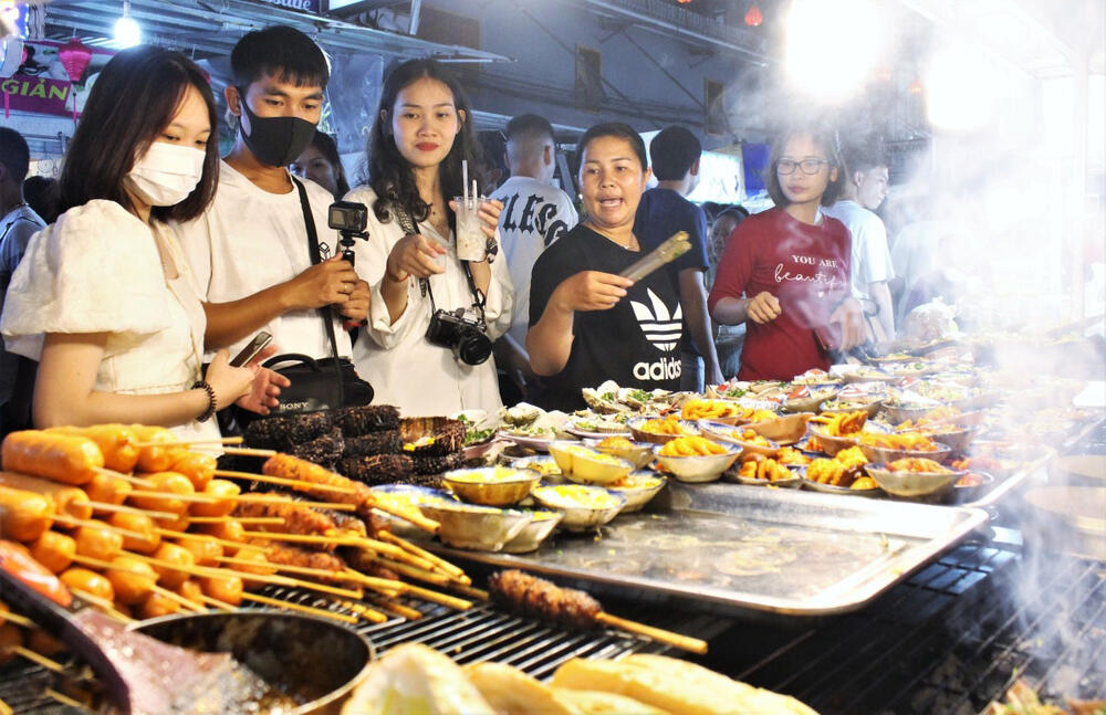 Khám phá 'thiên đường ẩm thực' với vô vàn món ngon tại Thị trấn Hoàng Hôn (Ảnh: Sưu tầm internet)