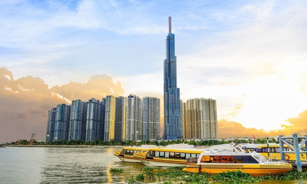 Nhìn Landmark 81 từ bến Bạch Đằng