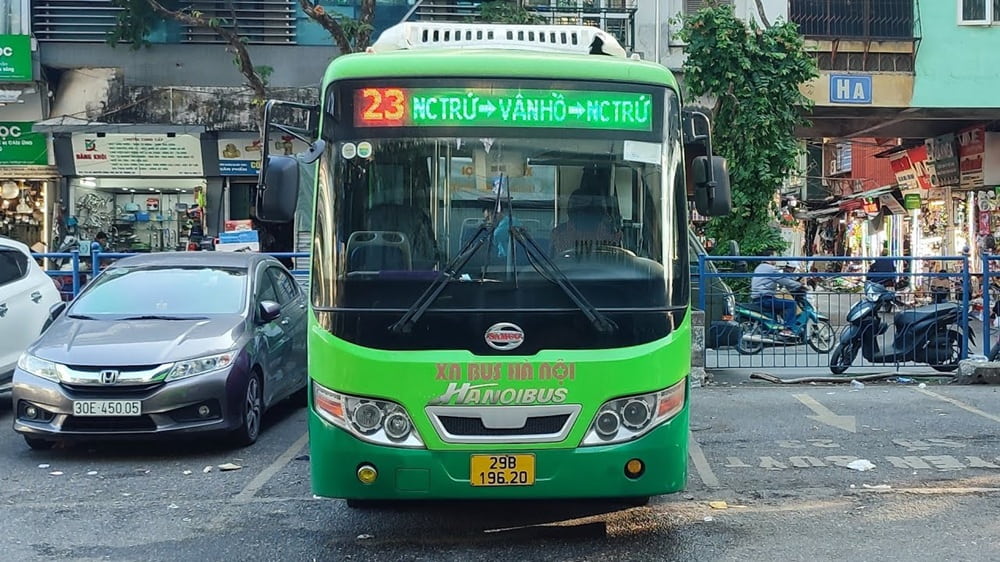 Bạn có thể chọn nhiều tuyến xe bus khác nhau để di chuyển đến quán