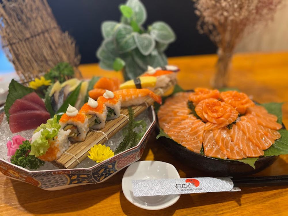 Sushi cá hồi béo ngậy, cơm mềm dẻo, ăn kèm wasabi cay nồng chuẩn vị 