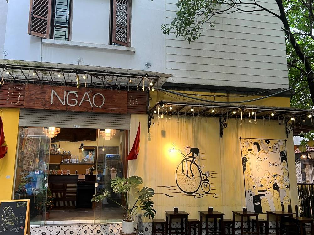 Không gian bên ngoài của của Ngáo Cafe & Homestay