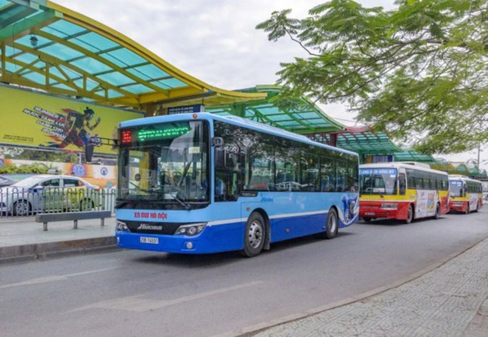 Di chuyển bằng xe bus tới Tượng đài vua Quang Trung 