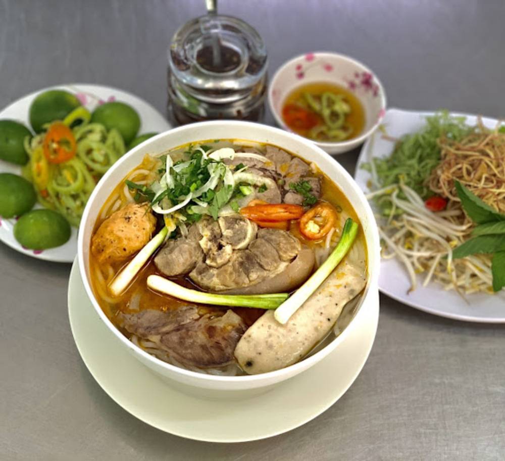 Bún bò Huế đậm đà, nước dùng hầm xương tại quán bún bò Huế Hạnh (Ảnh: Sưu tầm Internet)