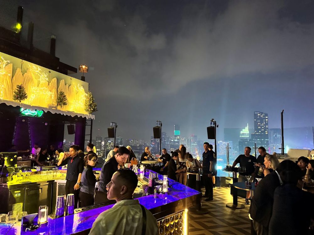 Không gian quán bar trên tầng thượng Chill Skybar & Dining 