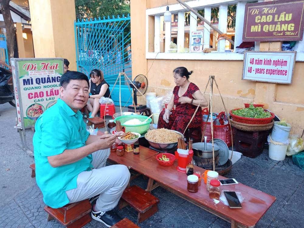 Gánh mì Quảng, cao lầu của dì Hát được nhiều thực khách thưởng thức