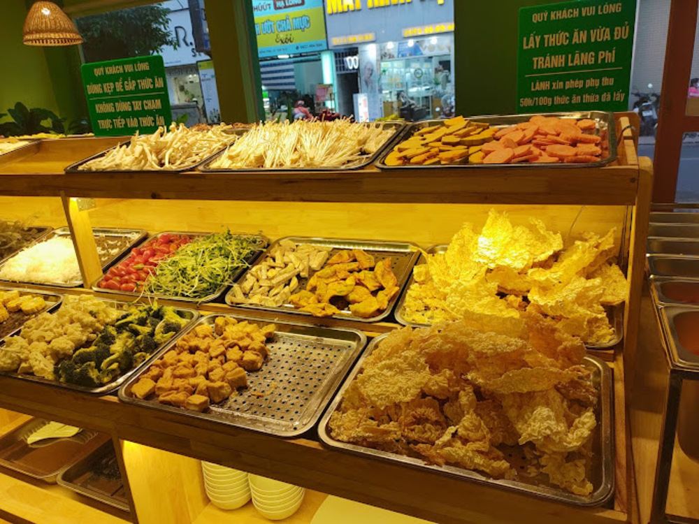 Buffet với rau củ, nấm và các món chay đa dạng, đẹp mắt (Ảnh: Sưu tầm Internet)