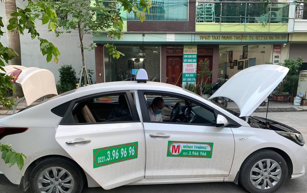 Trước mỗi ngày hoạt động, taxi Minh Thông luôn kiểm tra độ an toàn của động cơ xe taxi (Ảnh: Sưu tầm Internet)