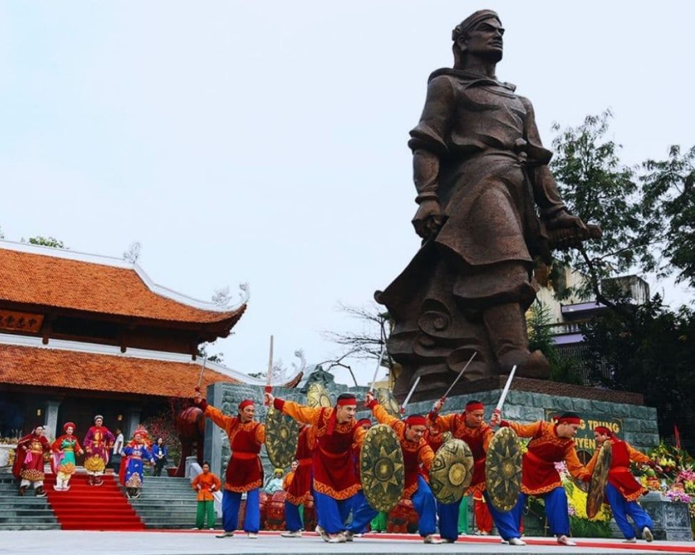 Tượng đài vua Quang Trung trong công viên Đống Đa