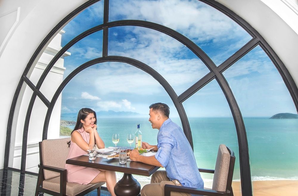 Hẹn hò tại nhà hàng Vinpearl sang trọng với view nhìn thẳng ra biển