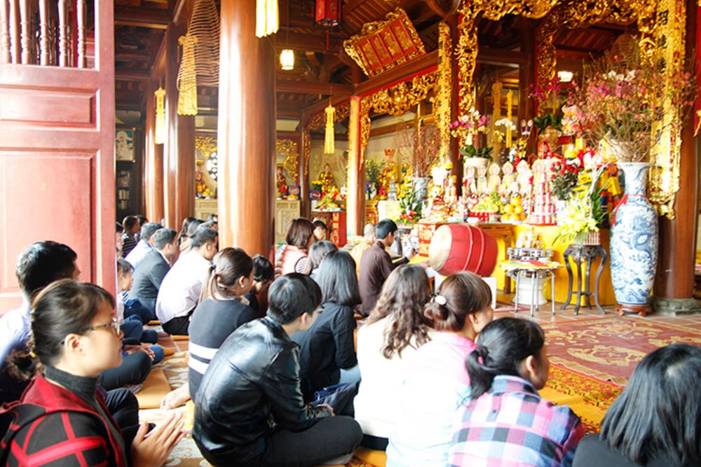 Ăn mặc kín đáo, phong thái trang nghiêm là những điều cần thiết khi đi chùa