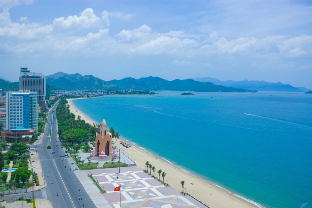 Bãi biển Trần Phú Nha Trang mê hoặc du khách với làn nước trong xanh, bãi cát dài mịn màng (Ảnh: Sưu tầm internet)