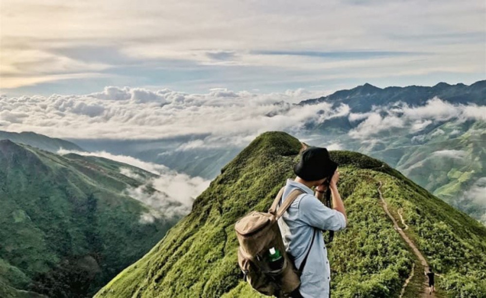 Đứng trên núi cao tạo nên bức ảnh "lơ lửng giữa biển mây" cực ấn tượng (Ảnh: Sưu tầm Internet)