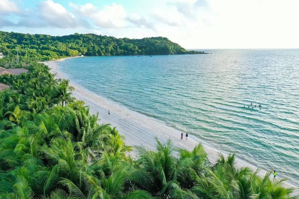 Bãi Dài Phú Quốc thu hút du khách bởi không gian yên bình, bờ biển trải dài với cát mịn, nước biển trong veo và những hoạt động thú vị trên biển (Ảnh: Sưu tầm internet)