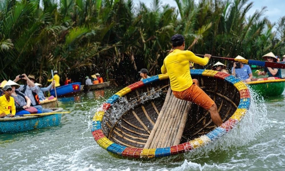 Du khách chiêm ngưỡng nghệ nhân múa thúng trên sông ở rừng dừa Bảy Mẫu Hội An