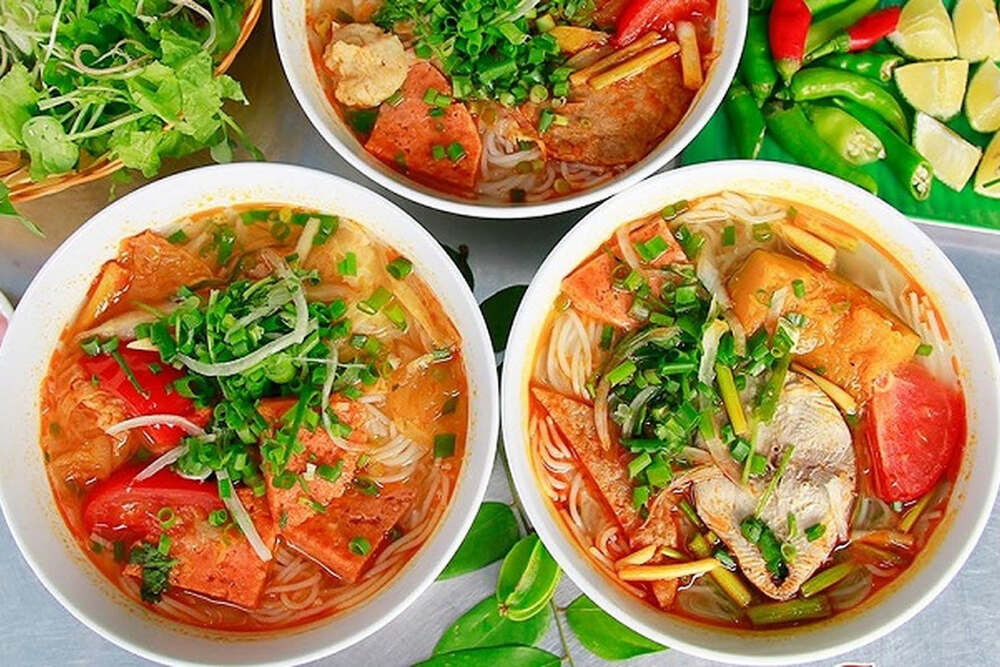 Món bún chả cá Nha Trang đầy hấp dẫn, với những lát chả cá mềm mịn và nước lèo trong veo, ngọt vị biển cả (Ảnh: Sưu tầm internet)