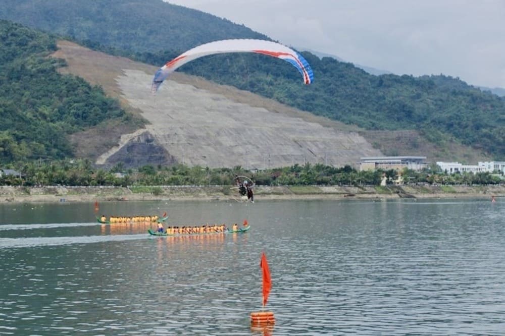 Trải nghiệm bay dù lượn cho những ai yêu thích mạo hiểm tại Mường Lay 