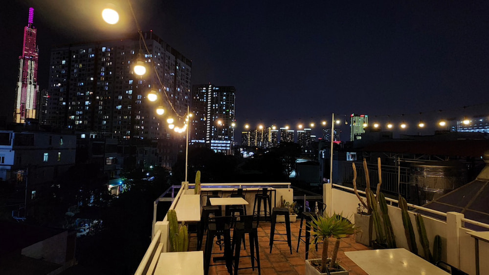 Thiết kế của Booze & Beatz Rooftop tối giản nhưng hiện đại, tạo nên một vibe cực “chill” 