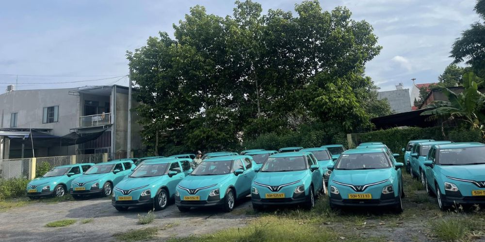 Lado là một trong những hãng taxi chuyển đổi sang dịch vụ xe điện xanh