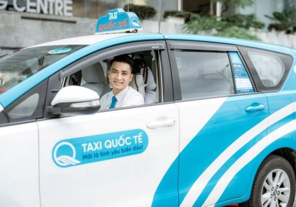 Tài xế Taxi Quốc Tế phục vụ với thái độ thân thiện, cởi mở (Ảnh: Sưu tầm Internet)