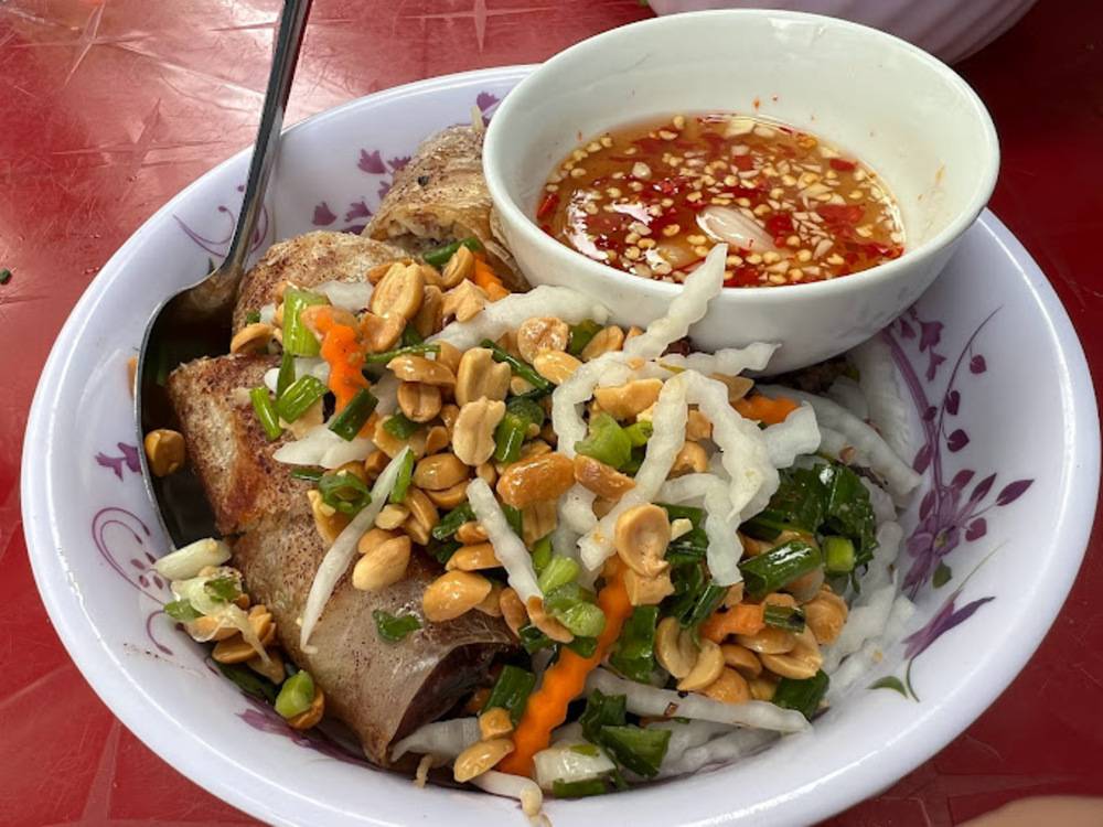 Bún thịt nướng với topping chả giò giòn, ngon tại quán bún thịt nướng chả giò Nguyễn Trung Trực (Ảnh: Sưu tầm Internet)