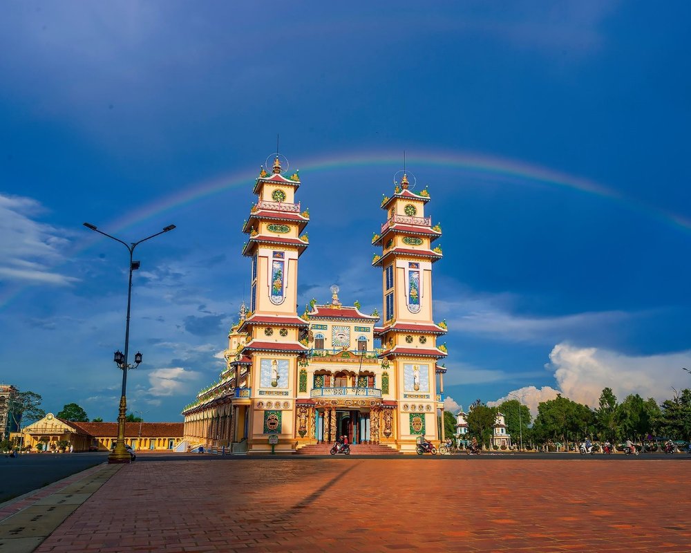 Tòa Thánh được coi là một trong những công trình kiến trúc tôn giáo đồ sộ và tiêu biểu nhất của đạo Cao Đài (Ảnh: Hanoimoi.vn)