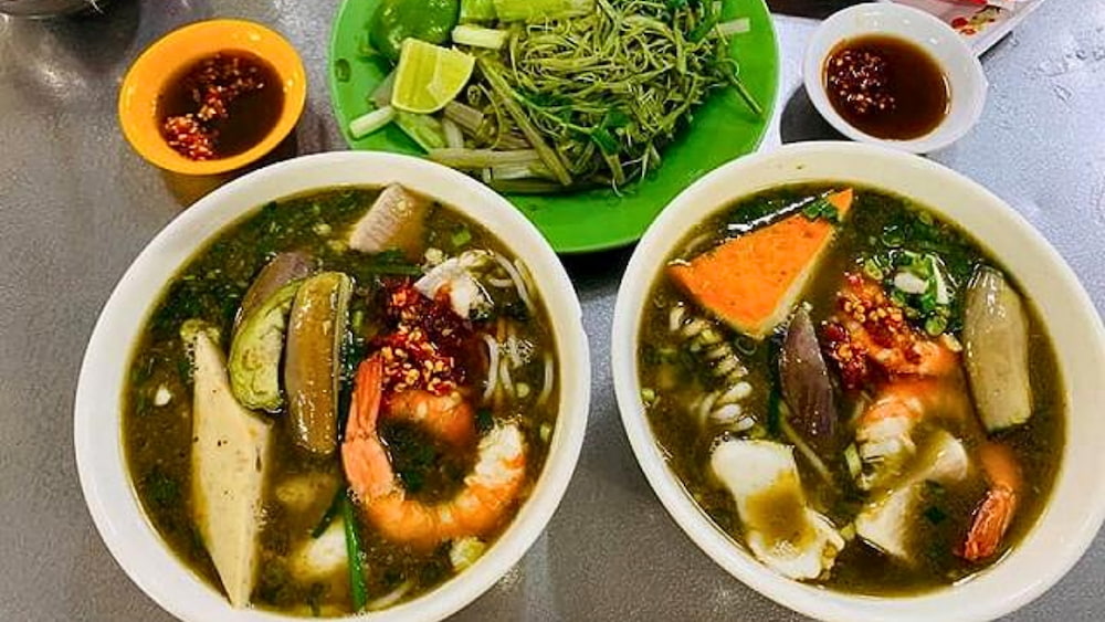 Bún mắm 444 Bình Thạnh có phần nước dùng nấu từ mắm cá linh, cá sặc đặc trưng