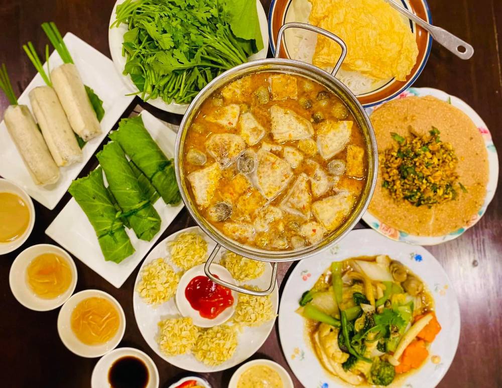 Xì xụp trong nồi lẩu nóng hổi tại Bông Súng Vegetarian Food & Coffee 