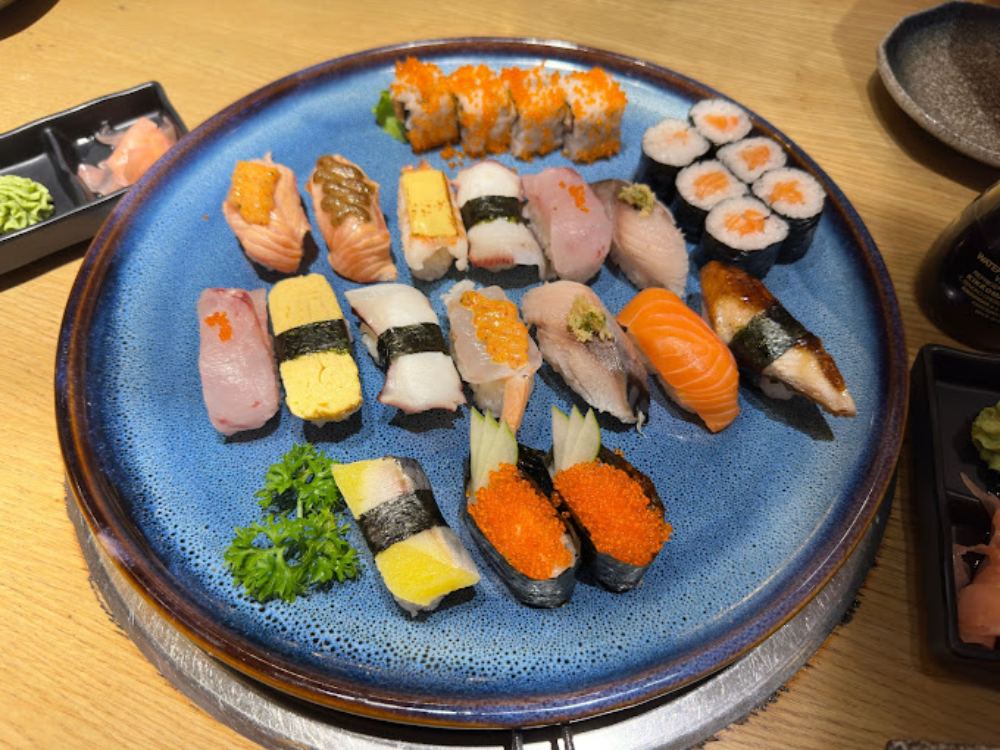 Buffet sushi, sashimi, tempura với nguyên liệu nhập khẩu tươi ngon (Ảnh: Sưu tầm Internet)