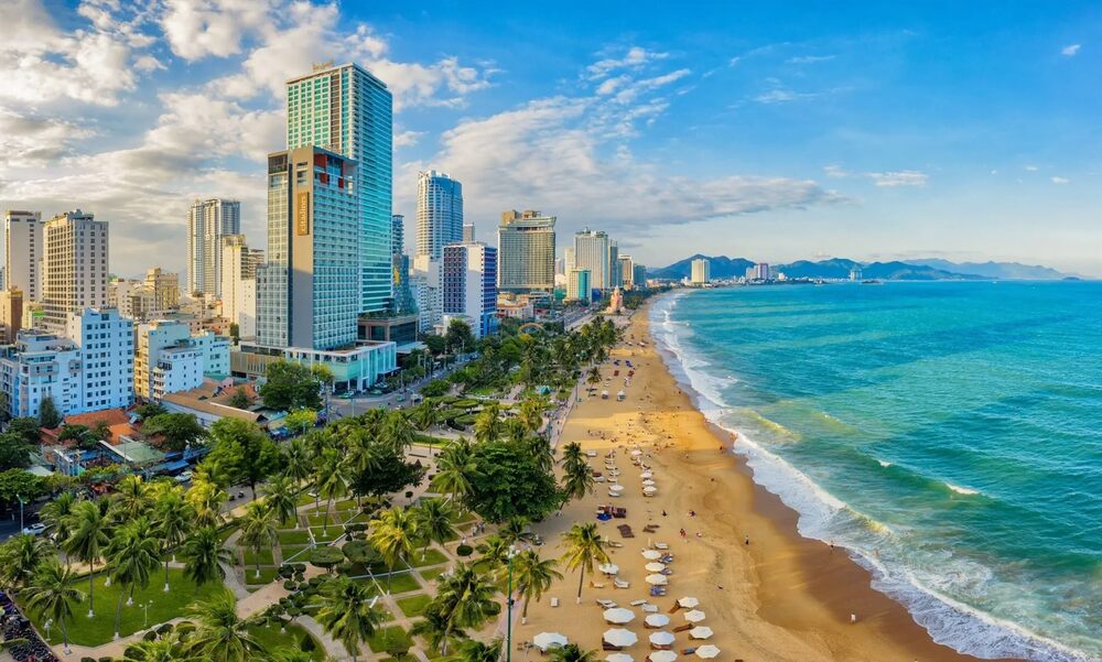 Bãi biển Nha Trang, với bãi cát vàng óng ánh, làn nước biển trong xanh và không gian bao la, tạo nên một khung cảnh bình yên và tuyệt vời cho mọi du khách đến thăm