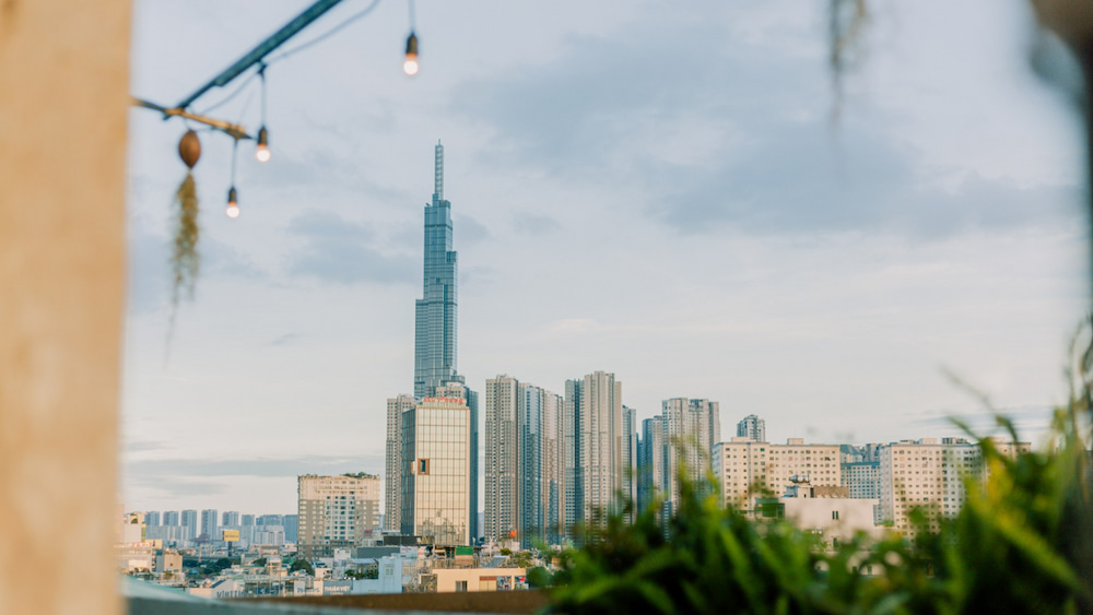 Từ Chạng Vạng Rooftop, bạn có thể ngắm trọn Landmark 81 lung linh về đêm