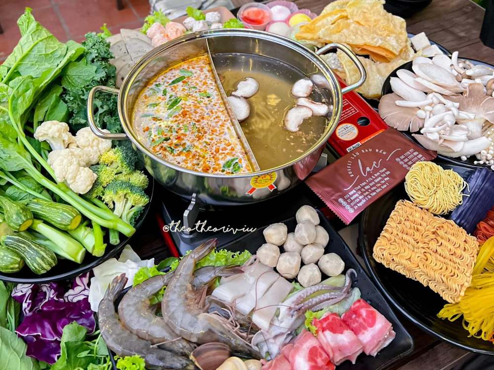 Ngoài lẩu chay, LẠC còn có lẩu mặn với topping đa dạng (Ảnh: LẠC - Buffet Lẩu Rau Nấm)