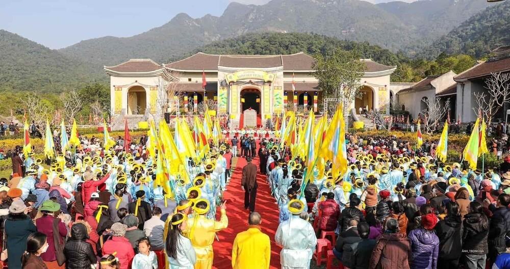 Mỗi năm lễ hội Yên Tử thu hút hàng chục nghìn du khách và Phật tử ghé tới hành hương