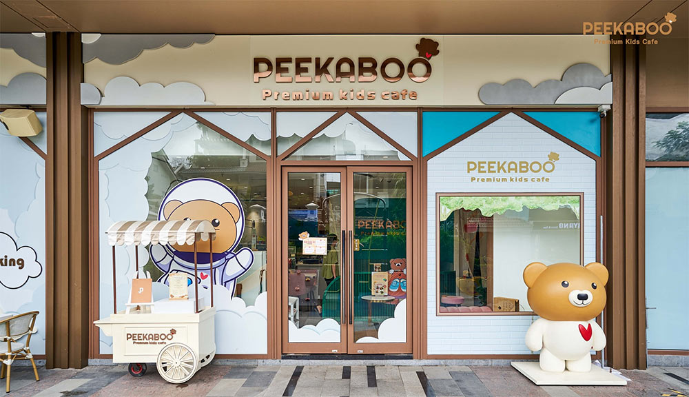 Trang trí bên ngoài Peekaboo Premium Kids Cafe (Ảnh: Peekaboo Premium Kids Cafe)