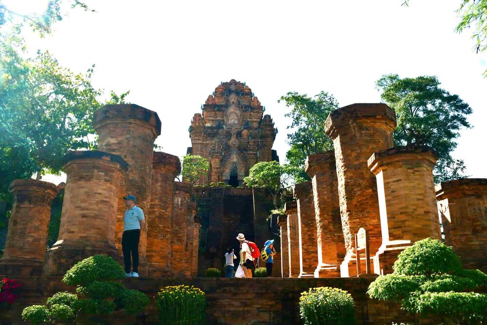 Tháp Bà Ponagar, với vẻ đẹp cổ kính và tinh xảo của kiến trúc Chăm Pa, là nơi du khách có thể tìm về những dấu ấn lịch sử và văn hóa lâu đời (Ảnh: Sưu tầm internet)