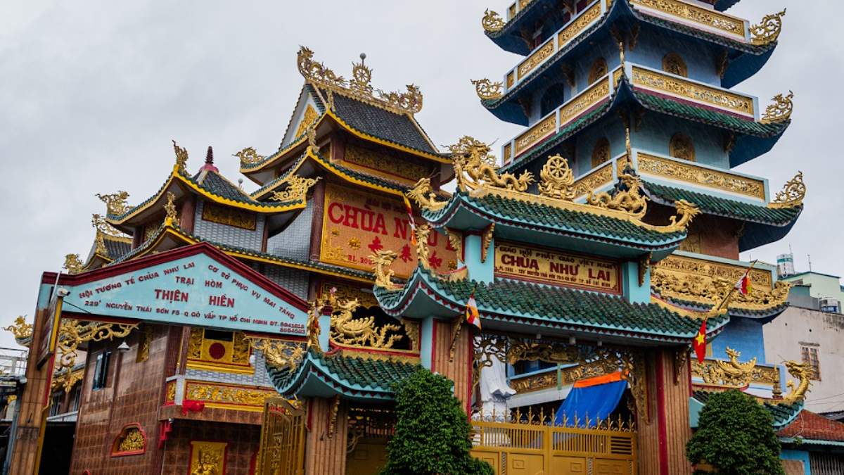 CỔNG CHÙA NHƯ LAI BỀ THẾ MANG NÉT ĐẶC TRƯNG VĂN HÓA PHẬT GIÁO VIỆT