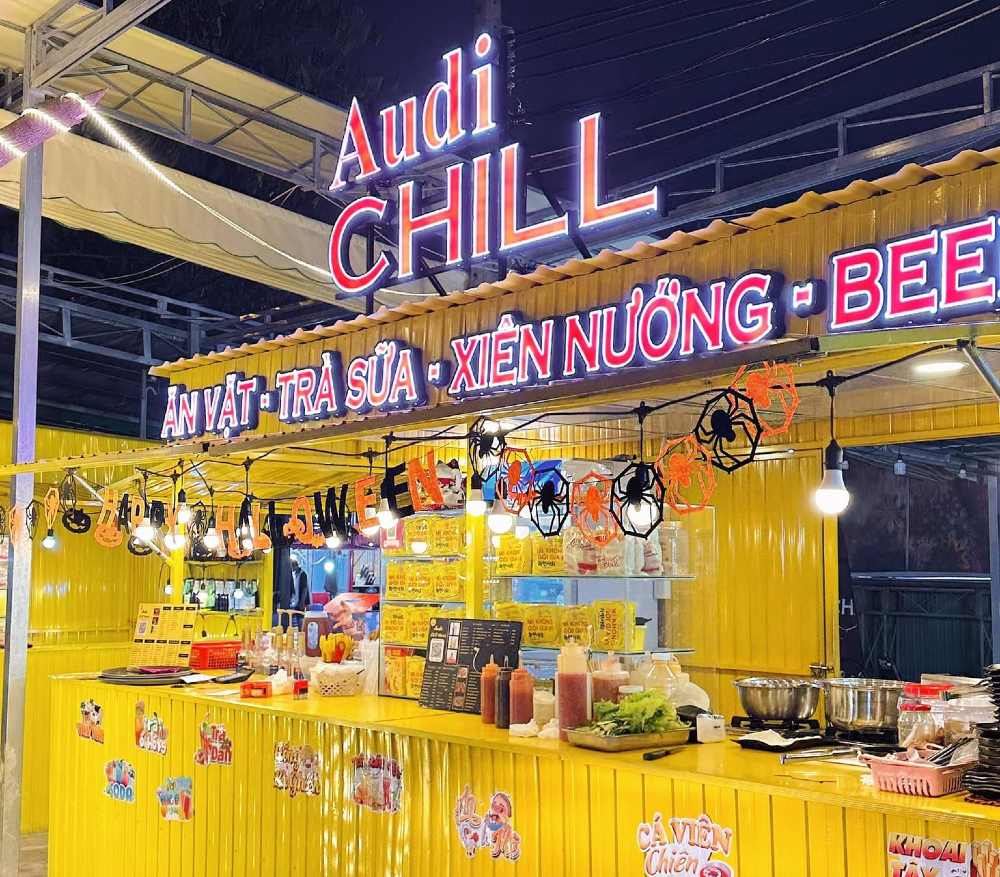 Gian hàng ẩm thực với menu phong phú, giá phải chăng trong công viên An Sương (Ảnh: Công Viên Vui Chơi Giải Trí Ẩm Thực An Sương)