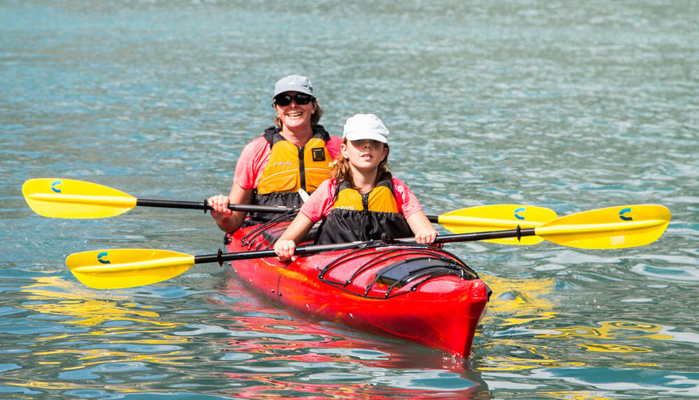 Du khách chèo thuyền kayak, lướt nhẹ trên làn nước trong xanh, tận hưởng sự yên bình và vẻ đẹp hoang sơ của thiên nhiên xung quanh (Ảnh: Sưu tầm internet)