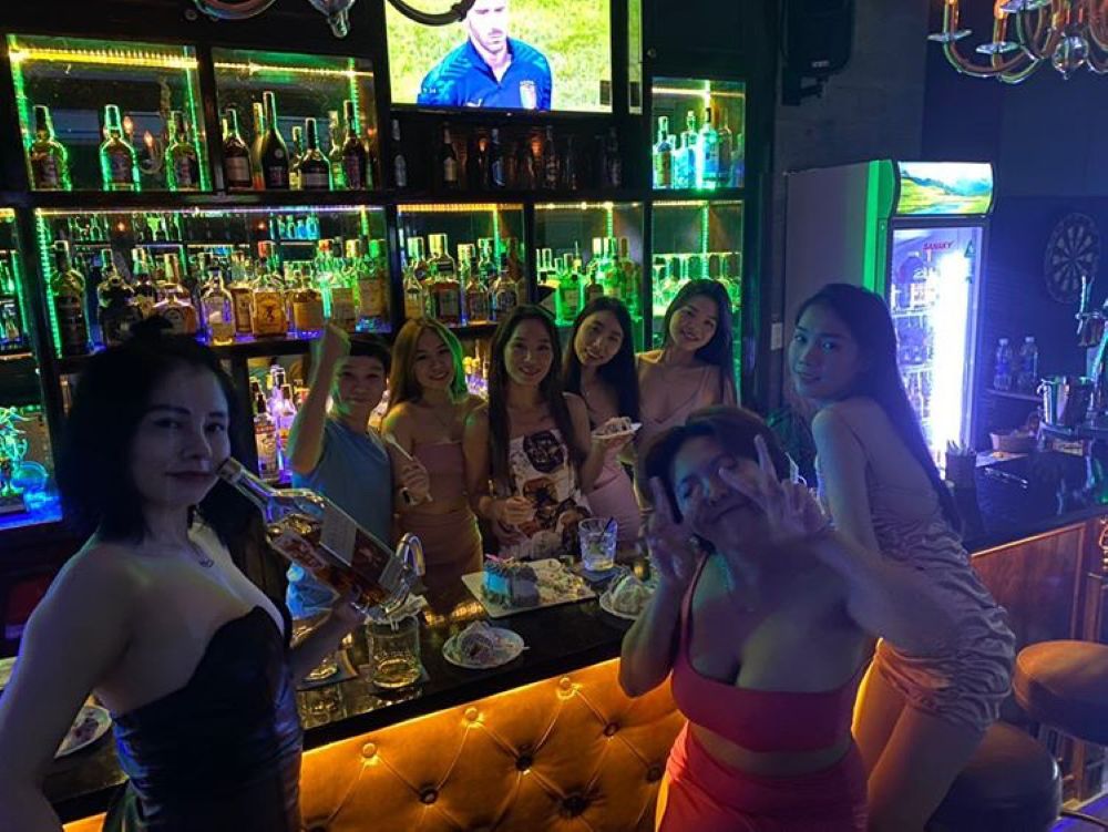 Nhiều khách quen thường xuyên đến quán Saigon Saigon Rooftop Bar để vui chơi 