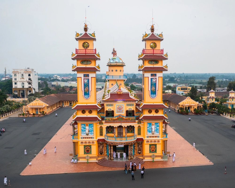 Công trình Tòa Thánh Tây Ninh thu hút du khách tới tham quan, chiêm bái (Ảnh: Nhandan.vn)