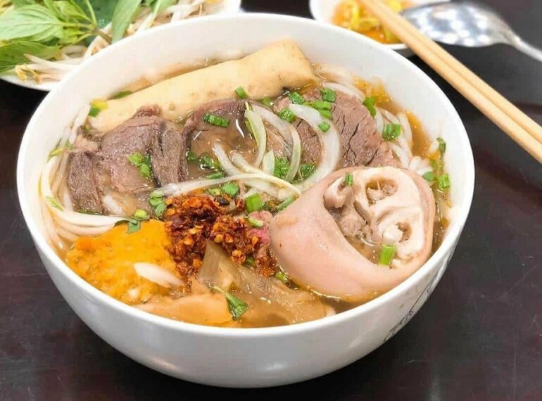 Bún bò Huế đội cấn