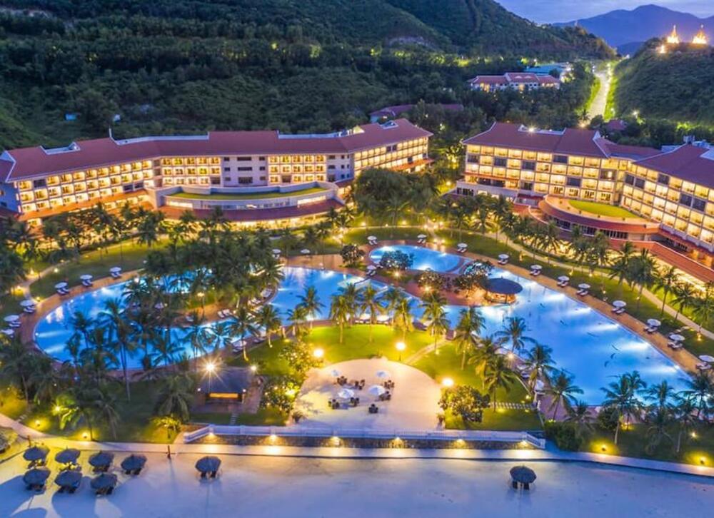 Quần thể khu resort trên đảo Hòn Tre của Vinpearl Nha Trang