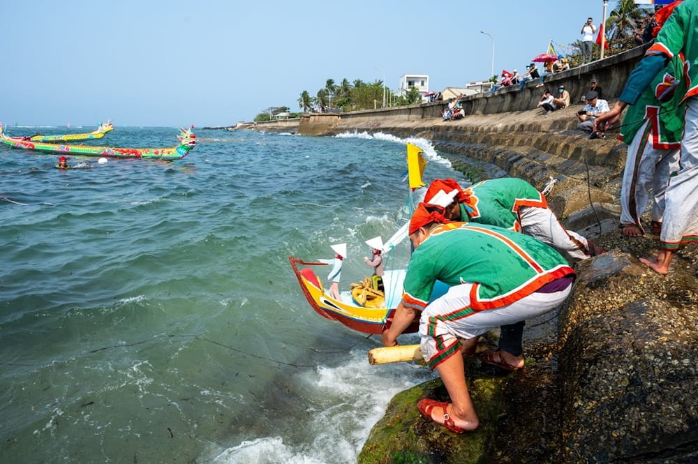 Thuyền được thả xuống biển cùng hy vọng những người lính sẽ vượt qua sóng gió (Ảnh: Sưu tầm Internet)