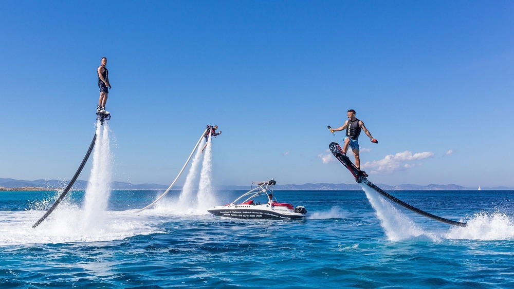 Trải nghiệm Flyboard, bay bổng trên không trung, thách thức gió và sóng biển trong một hành trình đầy thú vị (Ảnh: Sưu tầm internet)