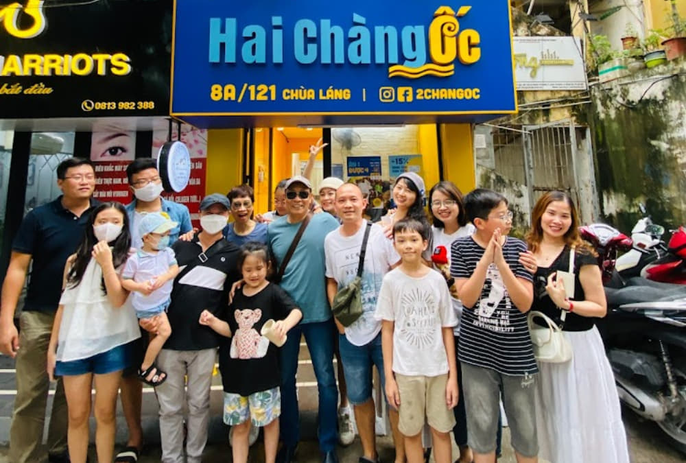 Khách chụp ảnh check in tại Hai Chàng Ốc (Ảnh: Sưu tầm Internet)