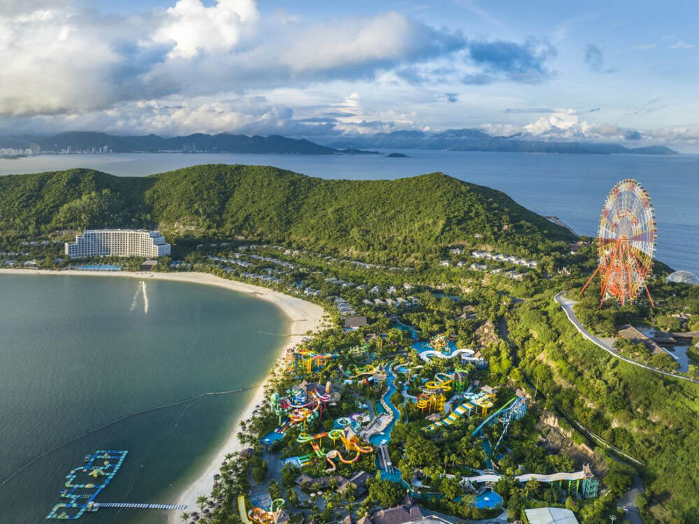 VinWonders Nha Trang mang đến một trải nghiệm giải trí đỉnh cao với các công trình độc đáo, khu trò chơi phong phú và bầu không khí sôi động (Ảnh: Sưu tầm internet)