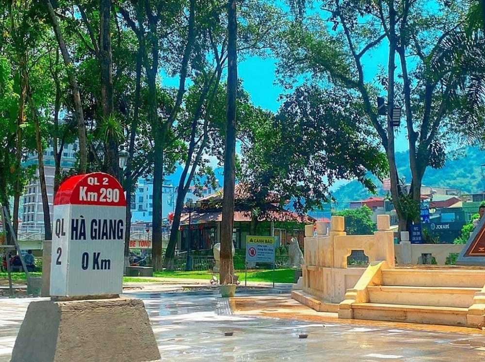 Ai đến với Hà Giang cũng phải check in với Cột mốc số 0