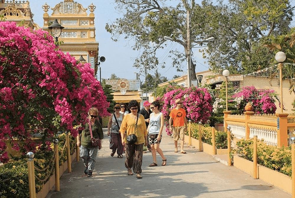 Chùa Vĩnh Tràng thu hút đông đảo du khách vì là ngôi chùa lâu đời tại Tiền Giang 