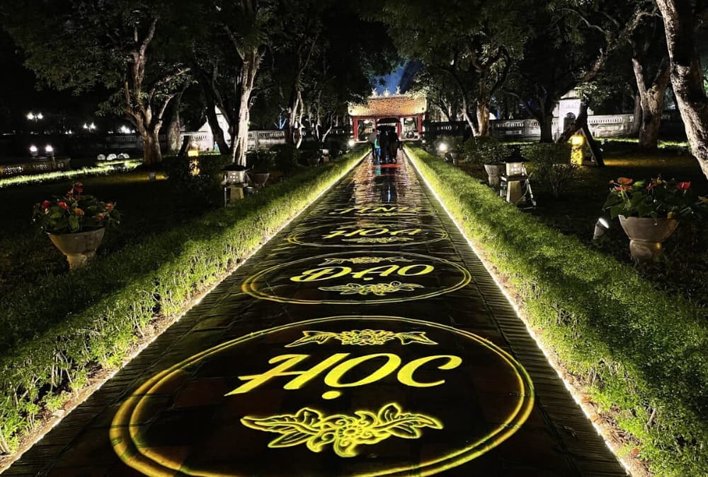 “Tinh hoa đạo học” được chiếu sáng dọc lối đi (Ảnh: Sưu tầm Internet)