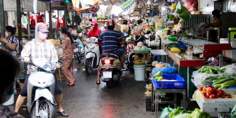 Thời điểm náo nhiệt tại chợ thường diễn ra vào buổi chiều hoặc tối 