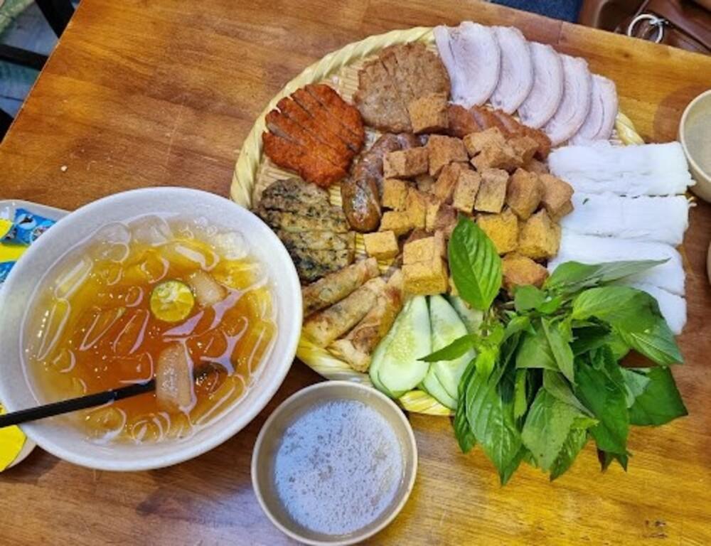 Bún đậu giòn ngon, chả cốm chuẩn vị Bắc, dồi sụn dai giòn hấp dẫn (Ảnh: Sưu tầm Internet)